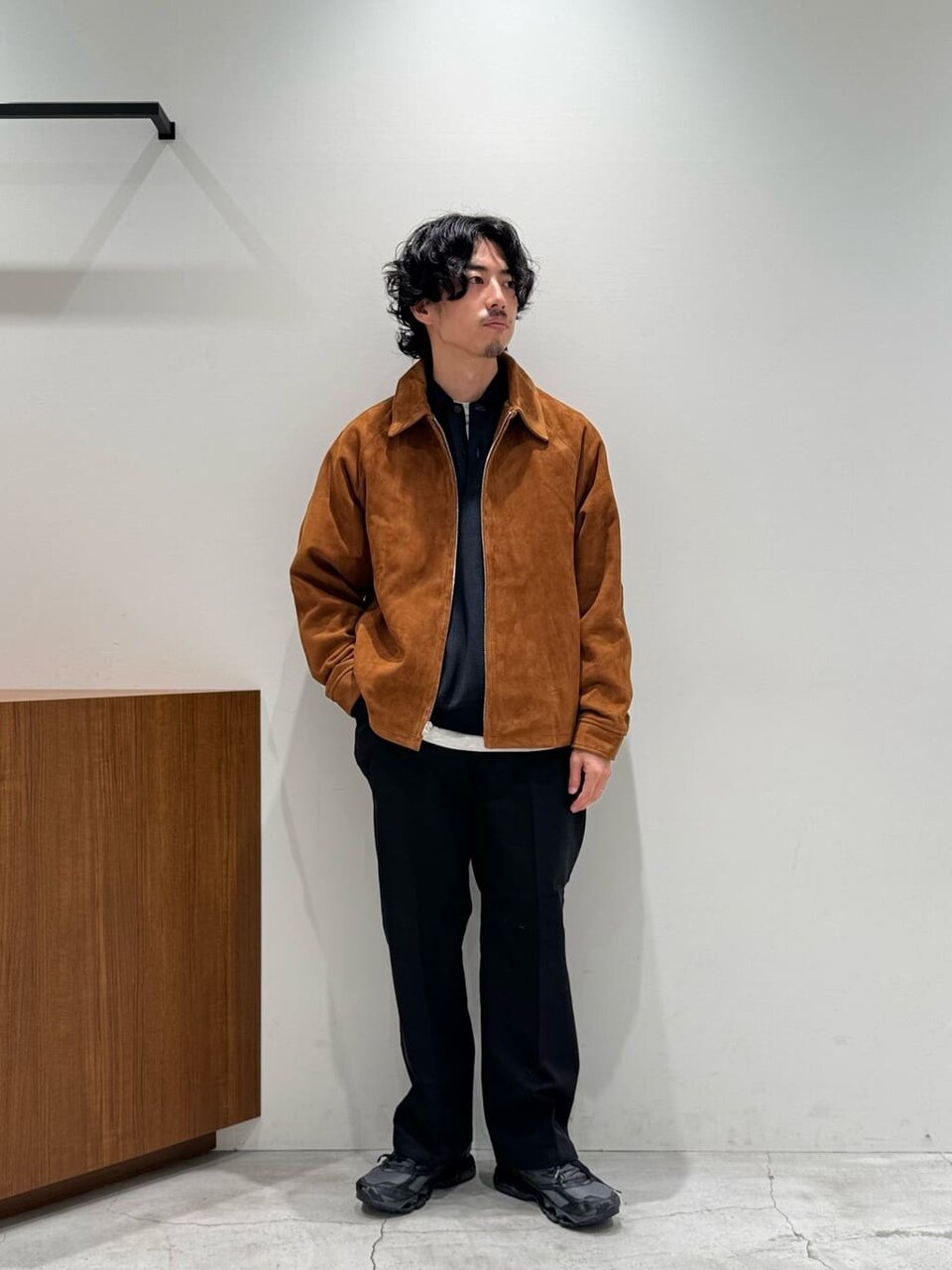 ークグレーのニットポロシャツ×ベージュのブルゾンのコーデ