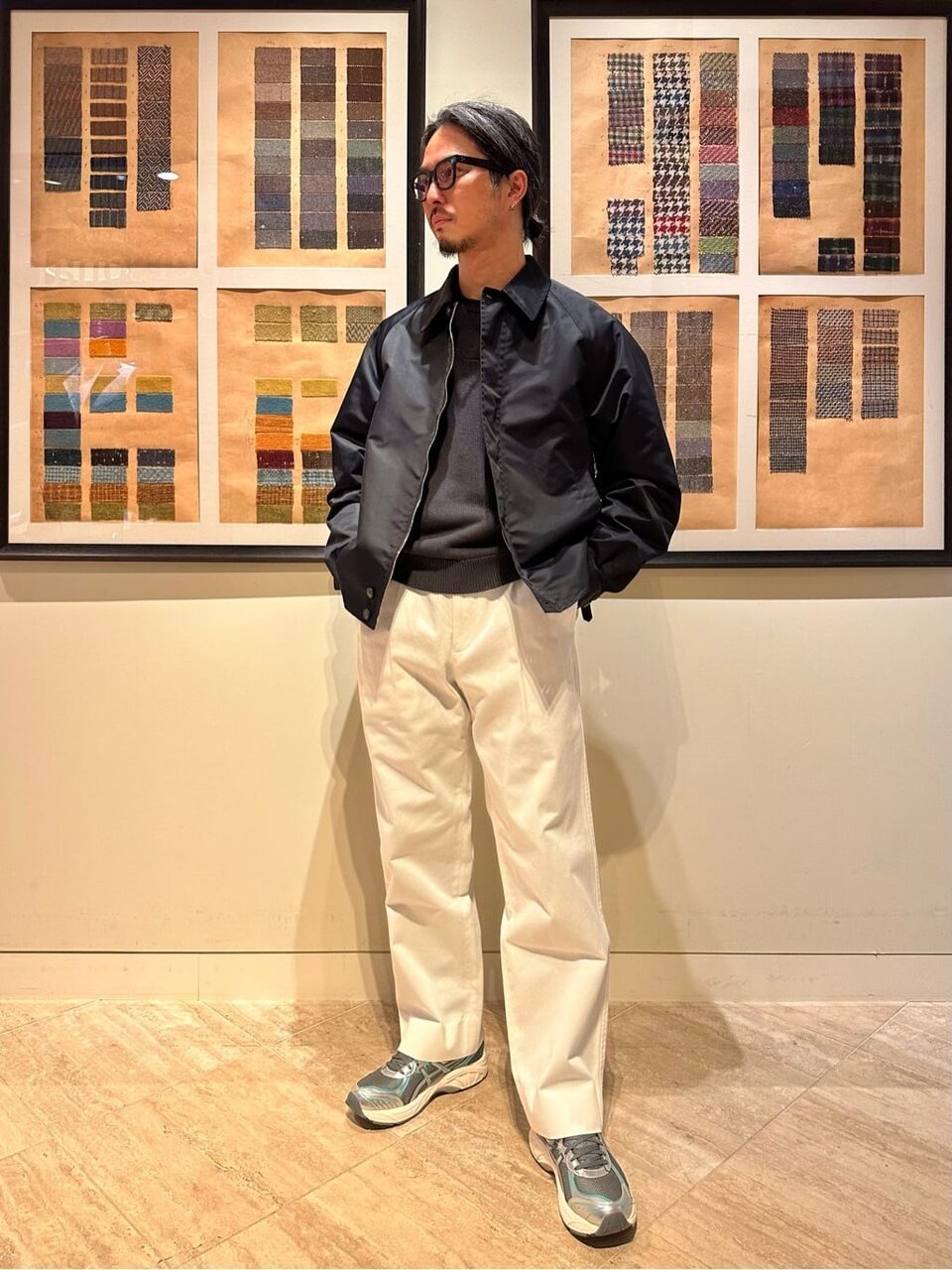 ダークグレーのニット×黒のハリントンブルゾンのコーデ