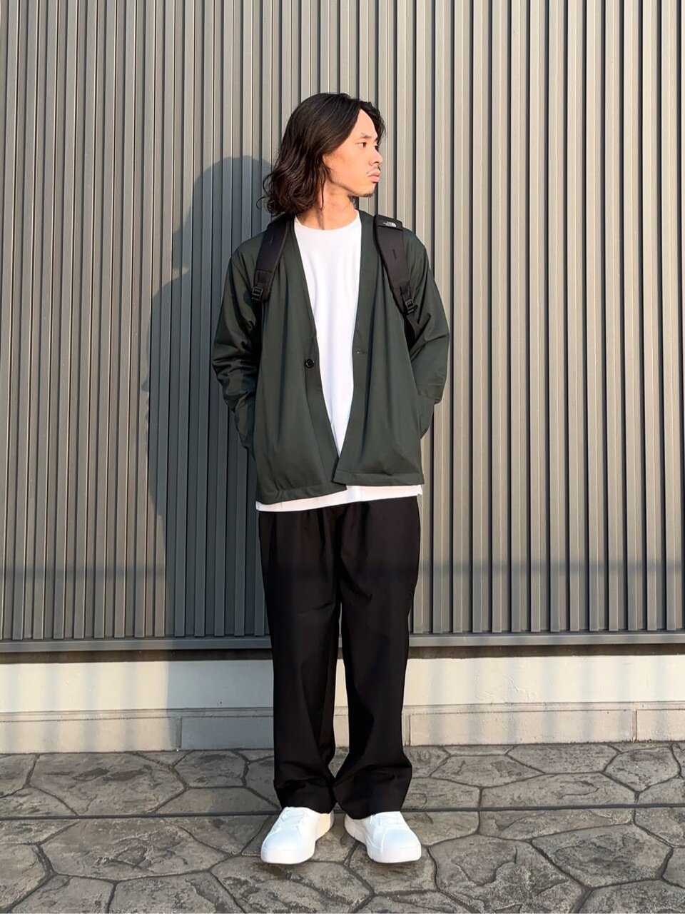 白の長袖Tシャツ×ダークグリーンのカーディガンのコーデ