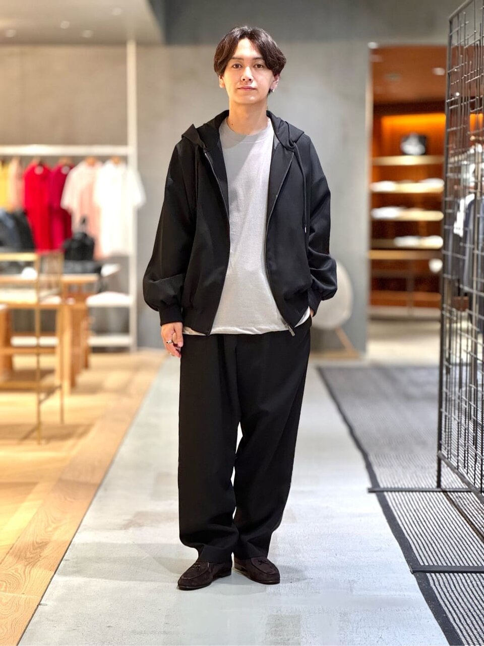 グレーの長袖Tシャツ×黒のジップフーディのコーデ