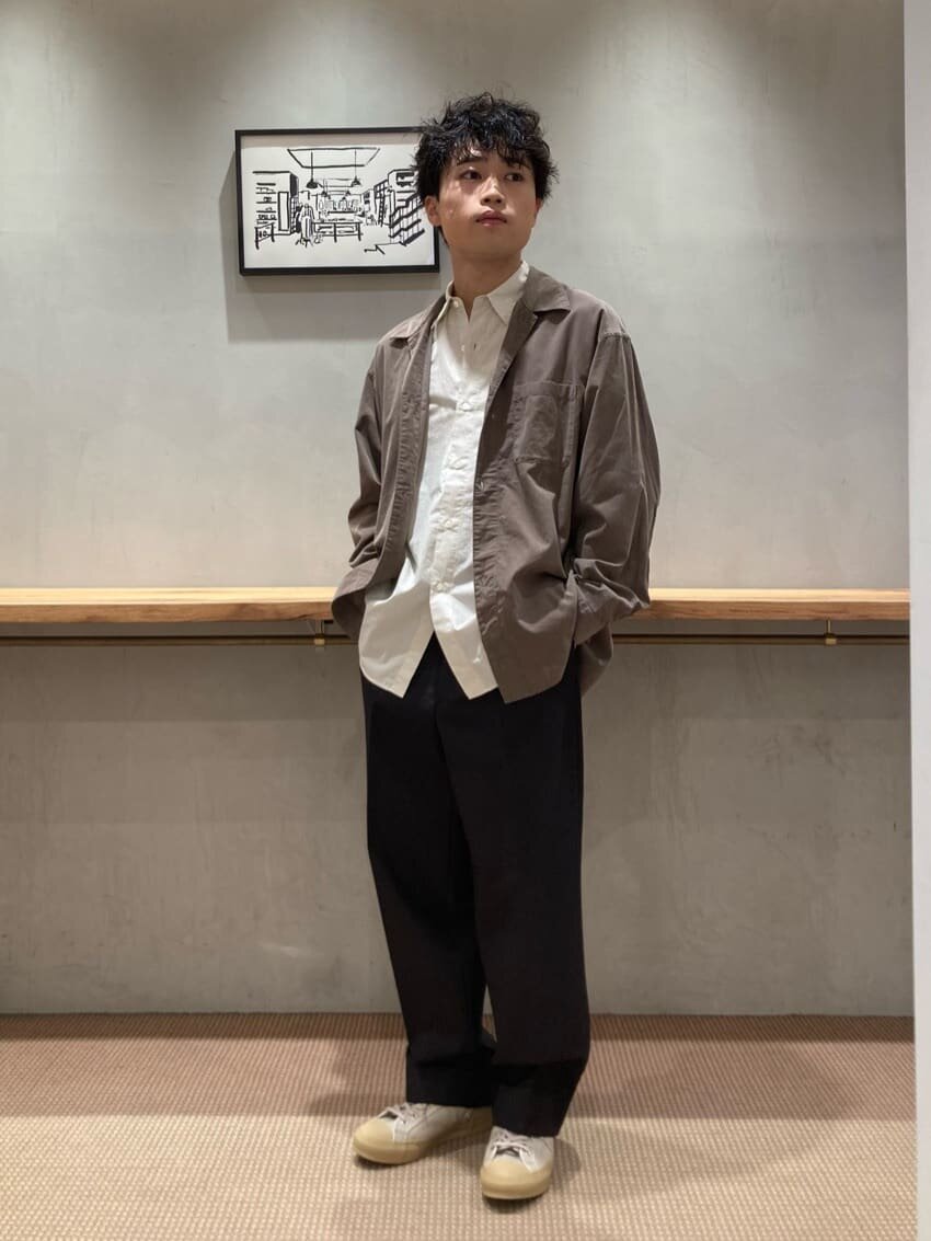 ナチュラルカラーの長袖シャツ×モカのオーバーシャツのコーデ
