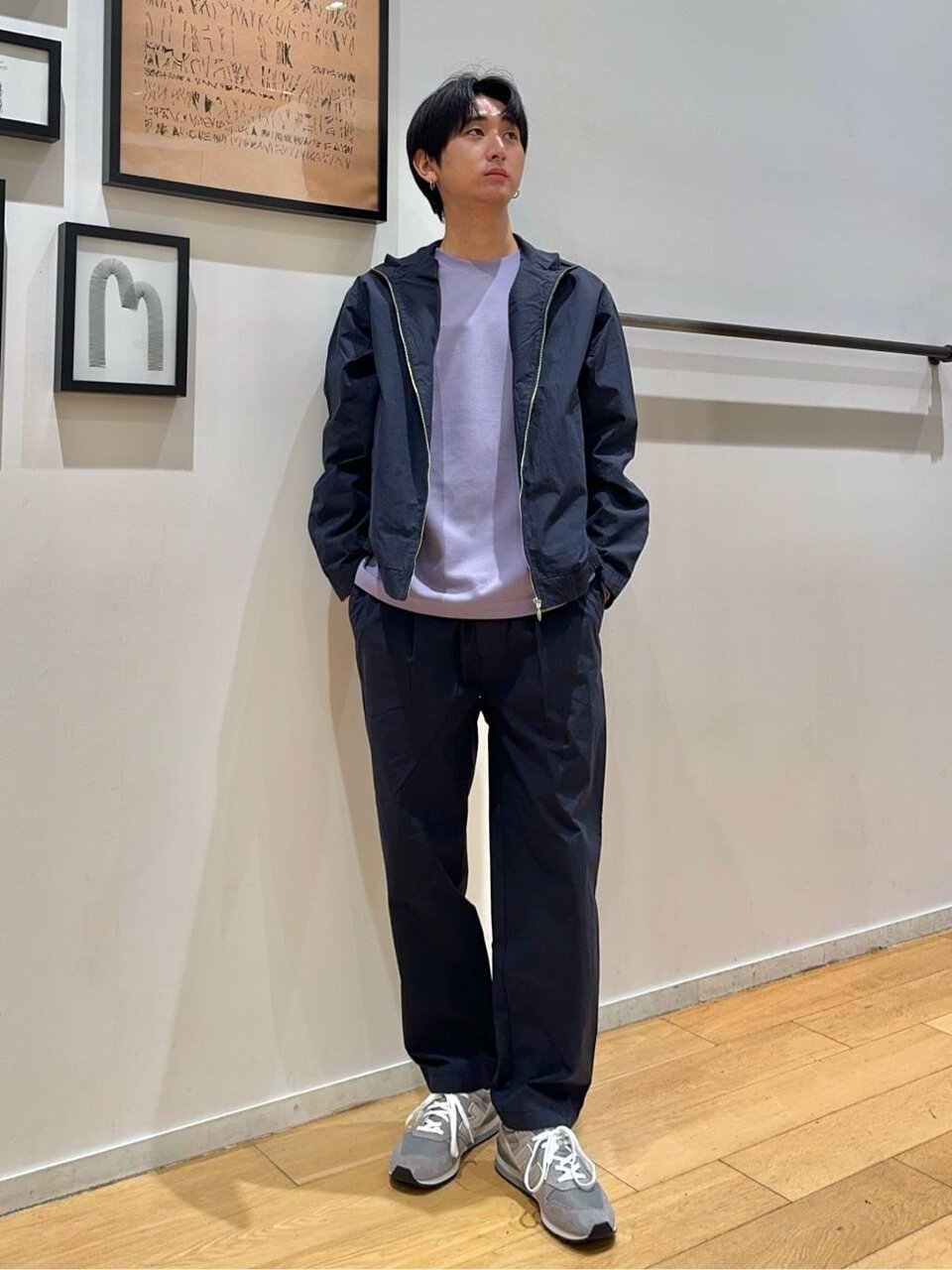 ライラックカラーの長袖Tシャツ×コットンナイロンブルゾンのコーデ