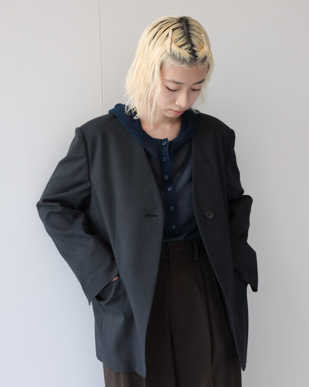 ジャケットを着た女性