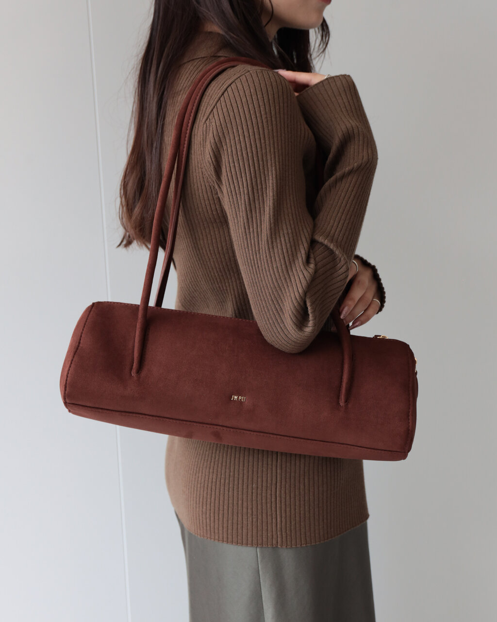 スエードのバッグを持った女性
