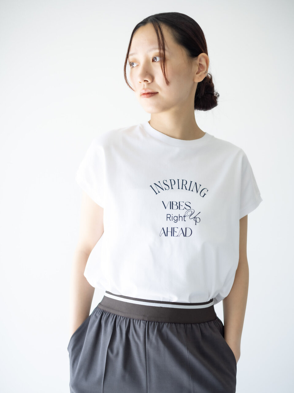 プリントTシャツを着た女性