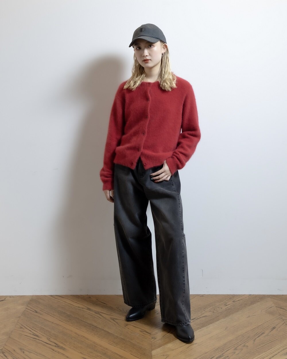 赤ニットを着た女性