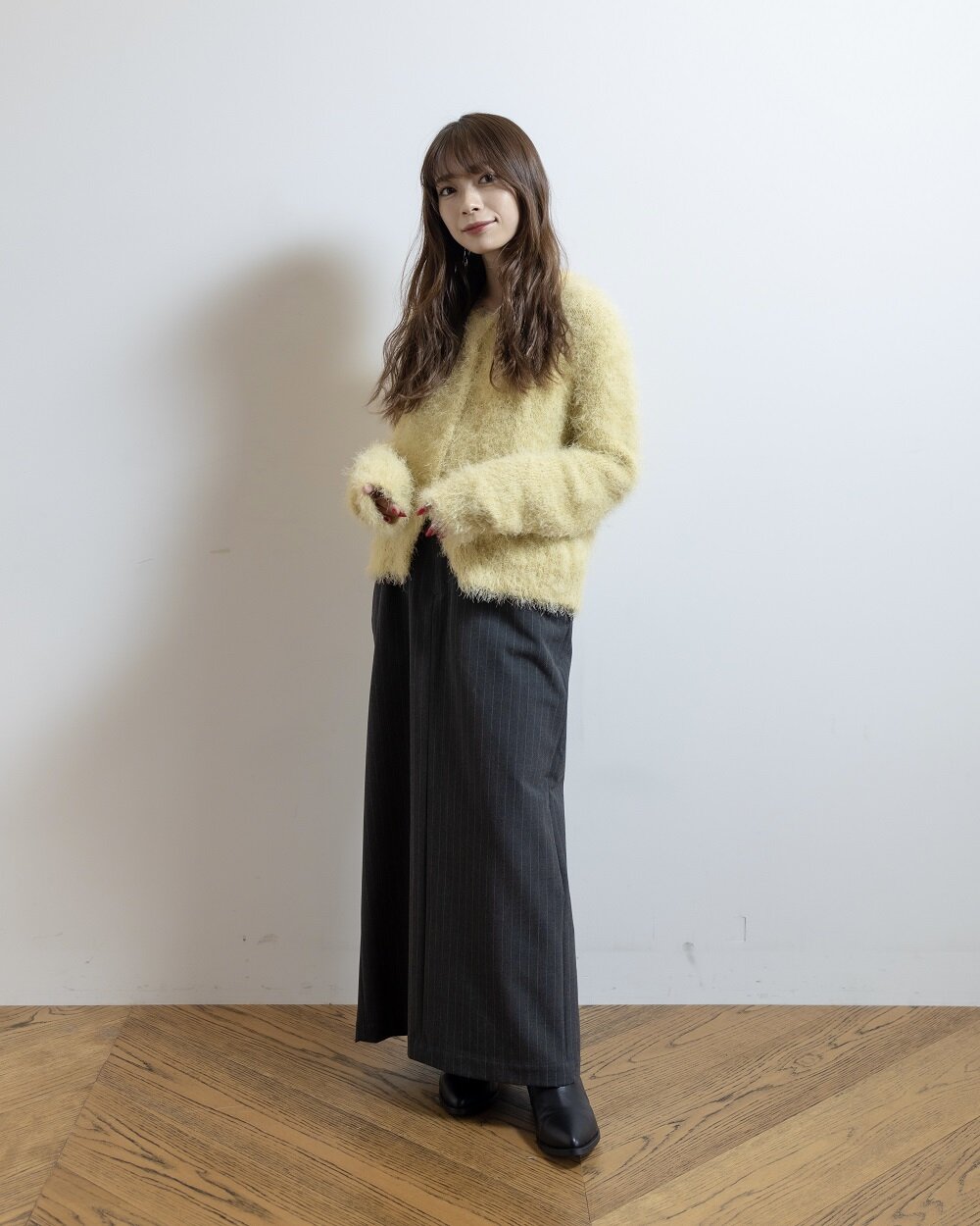 シャギーニットを着た女性