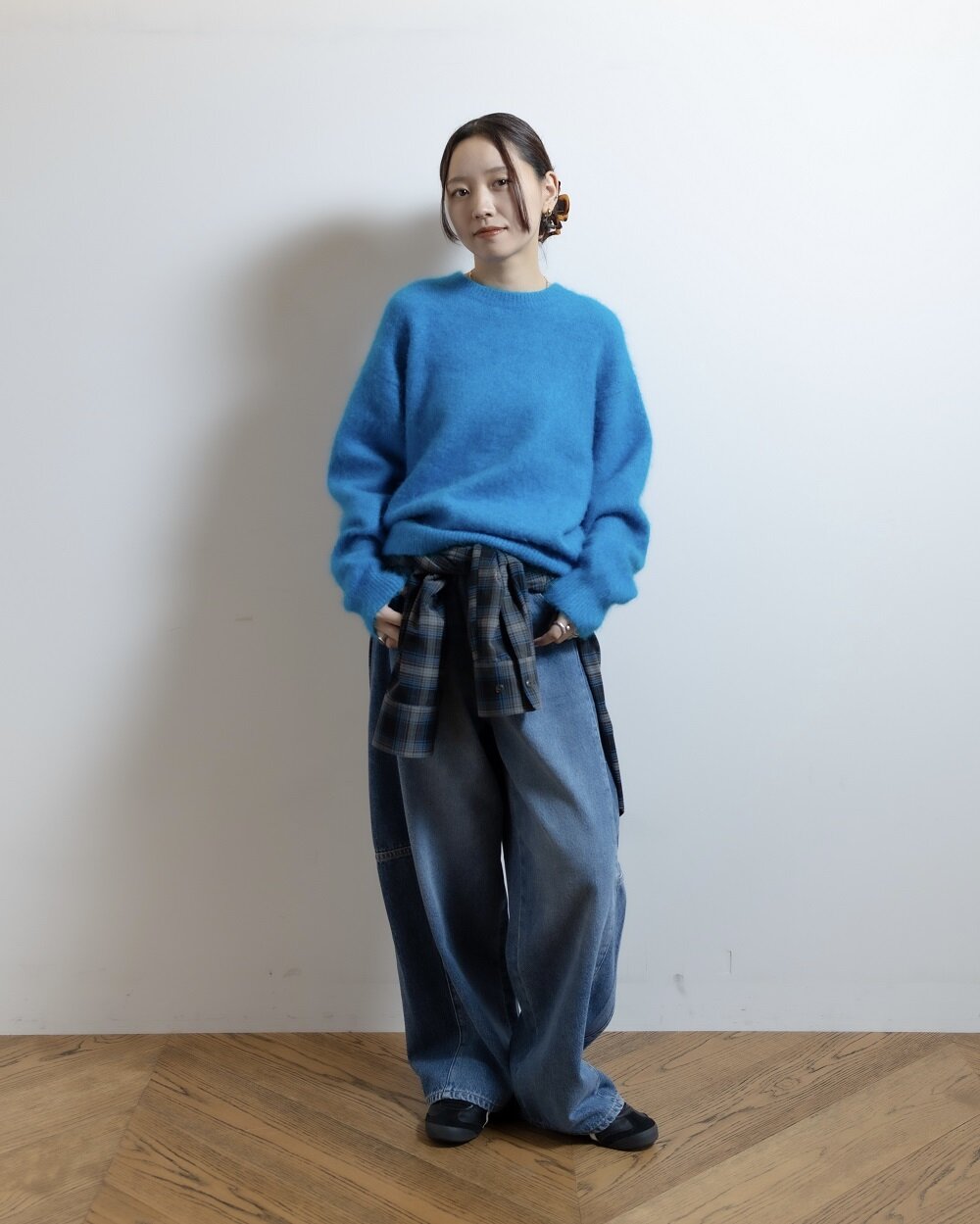 ブルーのニットを着た女性
