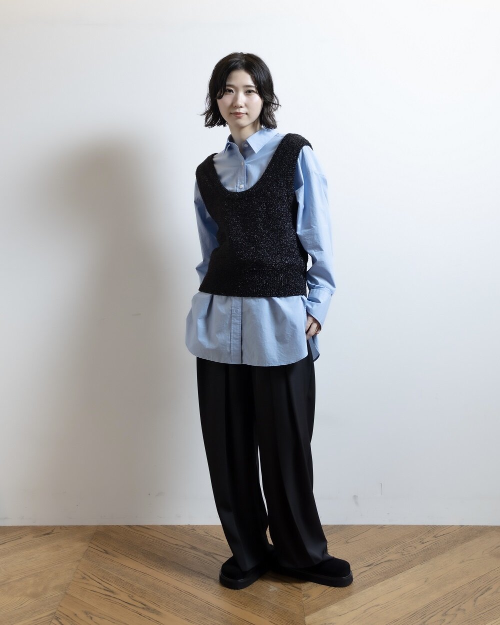 ニットベストを着た女性