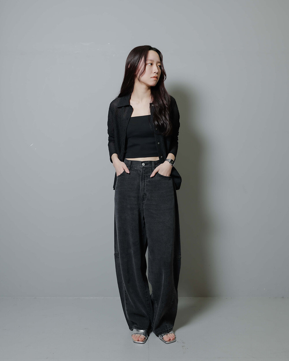 黒のワンカラーコーデの女性