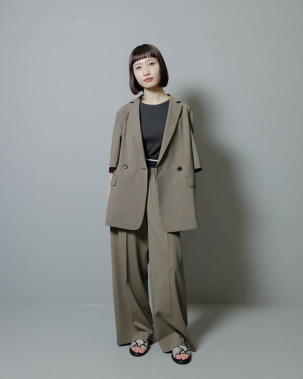 ハーフスリーブシャツのセットアップを着た女性