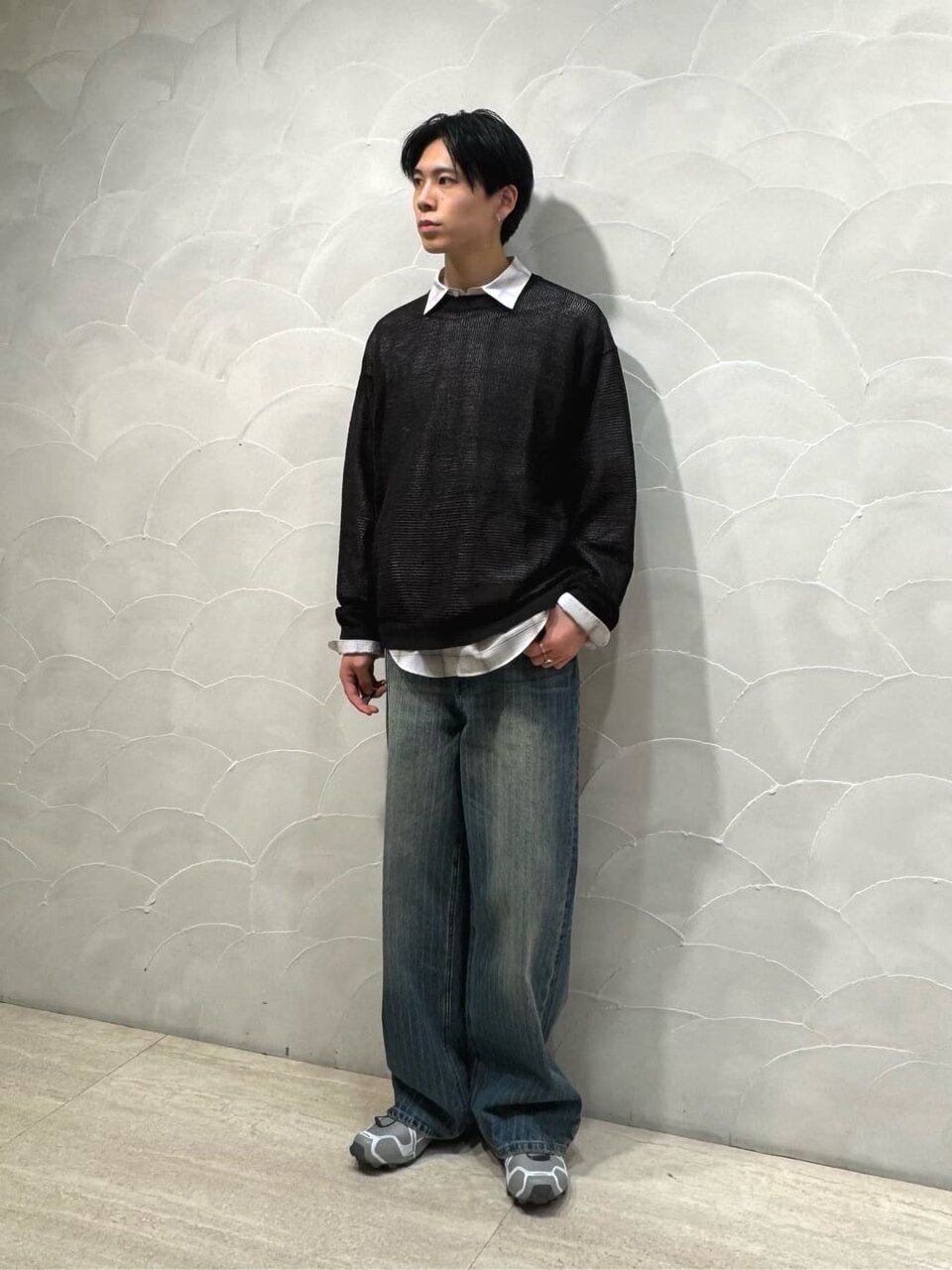 チェック柄シャツとクルーネックニットをレイヤードしたコーデ