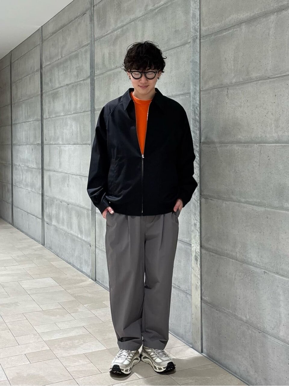クルーネックニットにブルゾンをあわせたコーデ