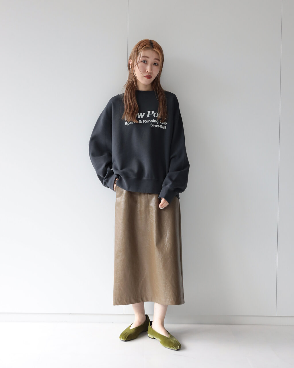 ロゴスウェット×レザースカートのコーデ