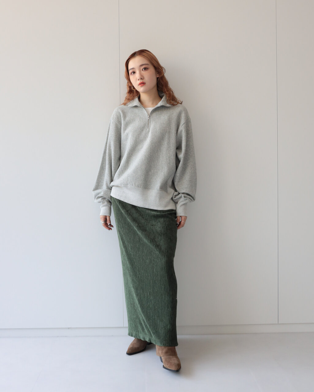 ハーフジップスウェット×タイトスカートのコーデ