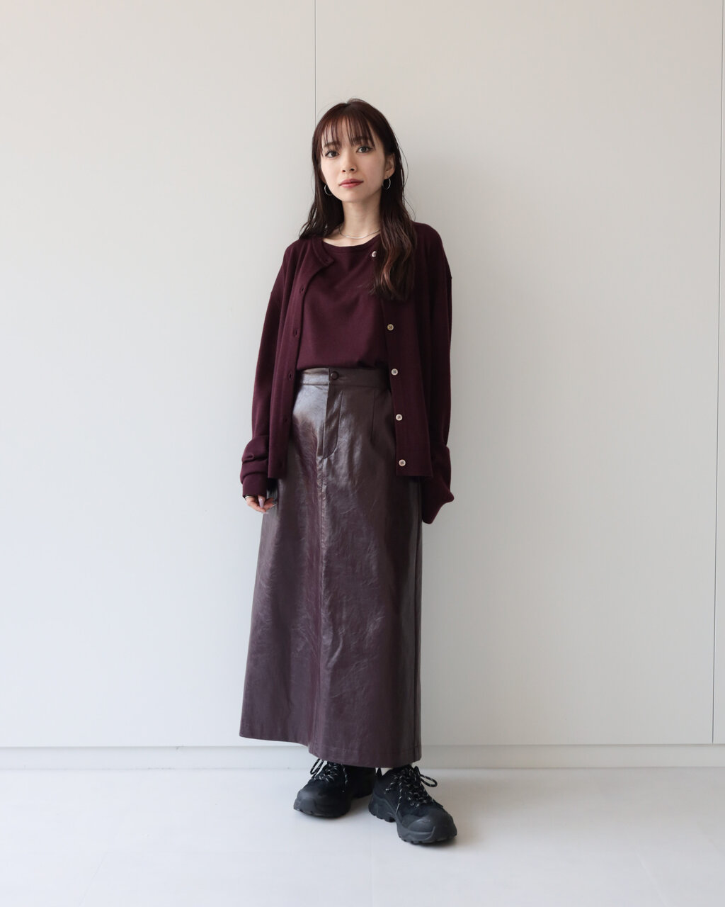 ワインカラーニット×レザースカートのコーデ
