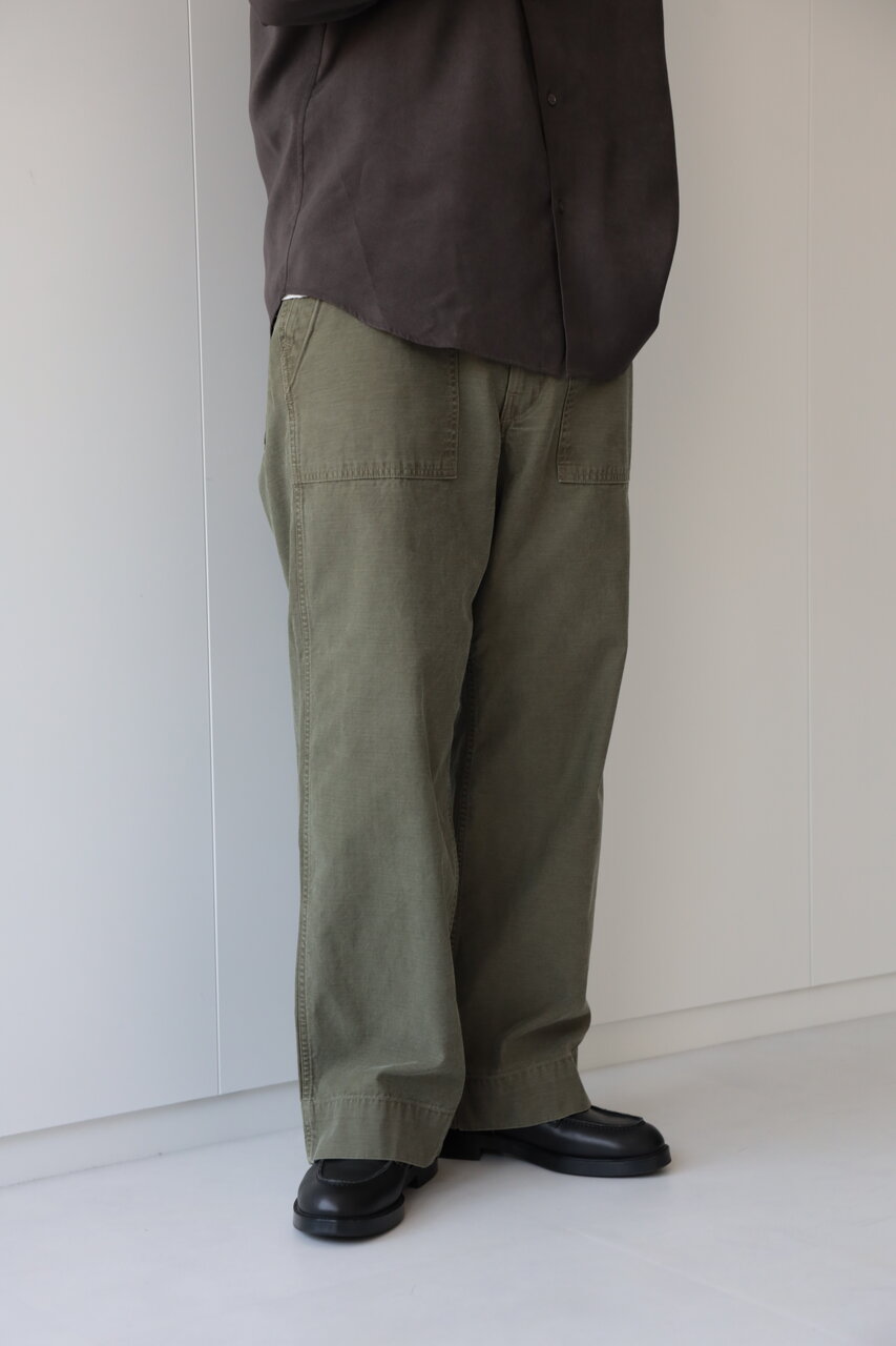 カーキ色のパンツ