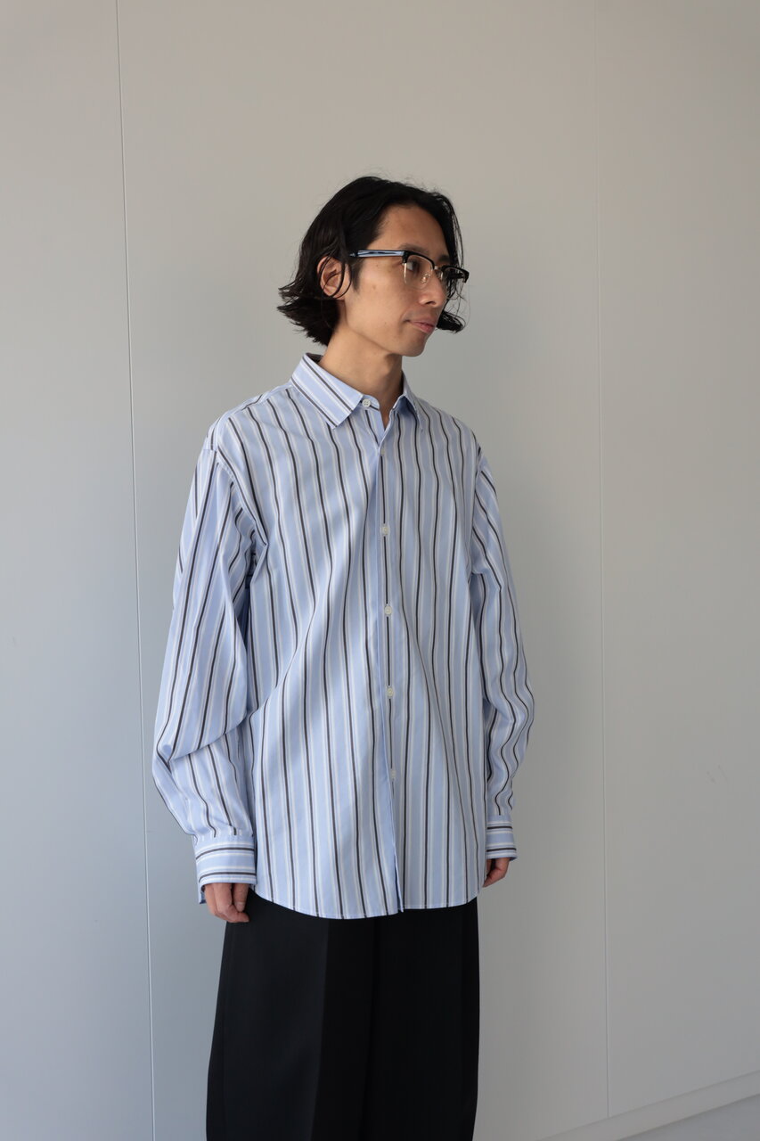 ストライプ柄のシャツを着た男性