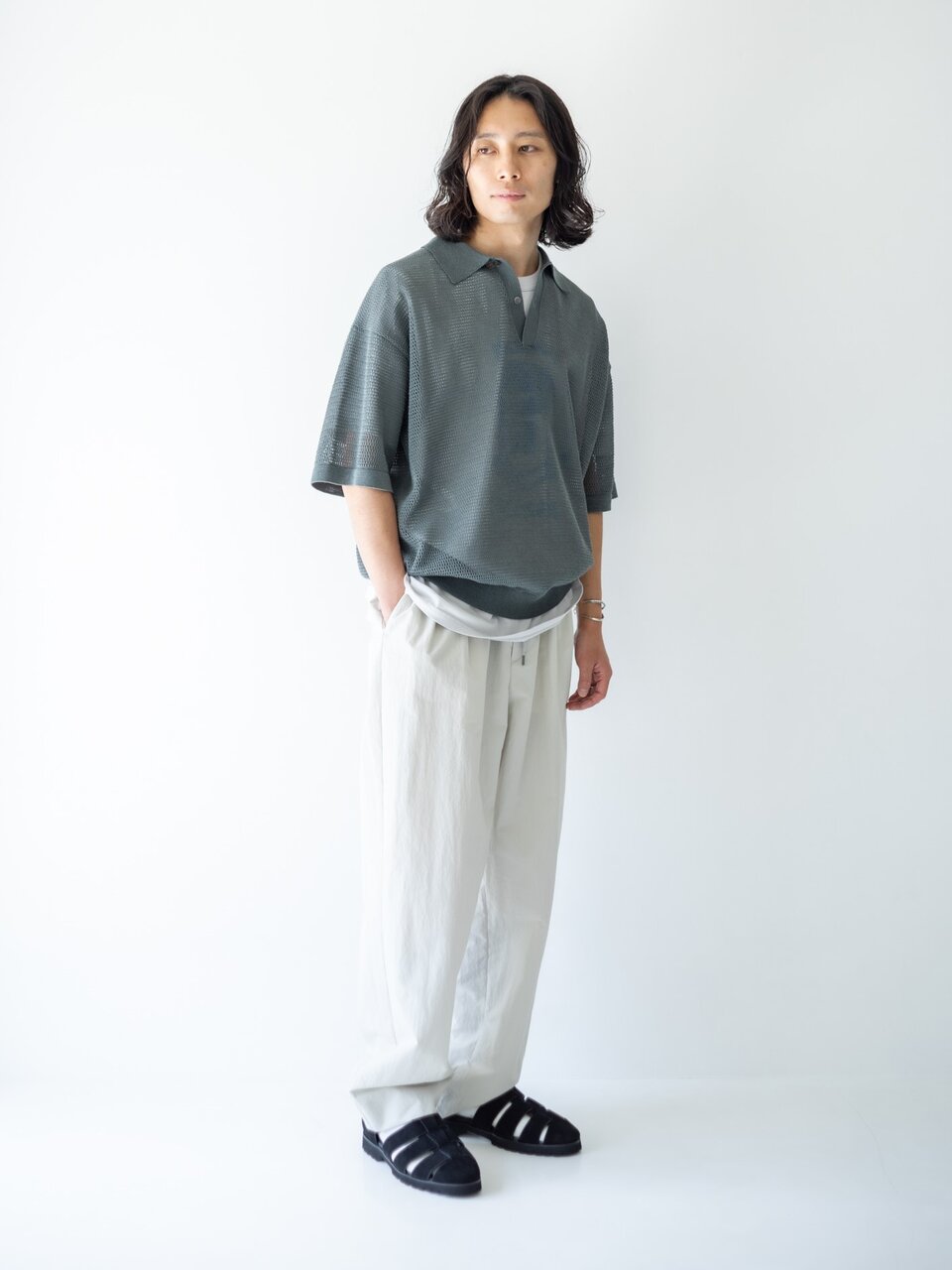 サマーニット×レザーサンダルのコーデ