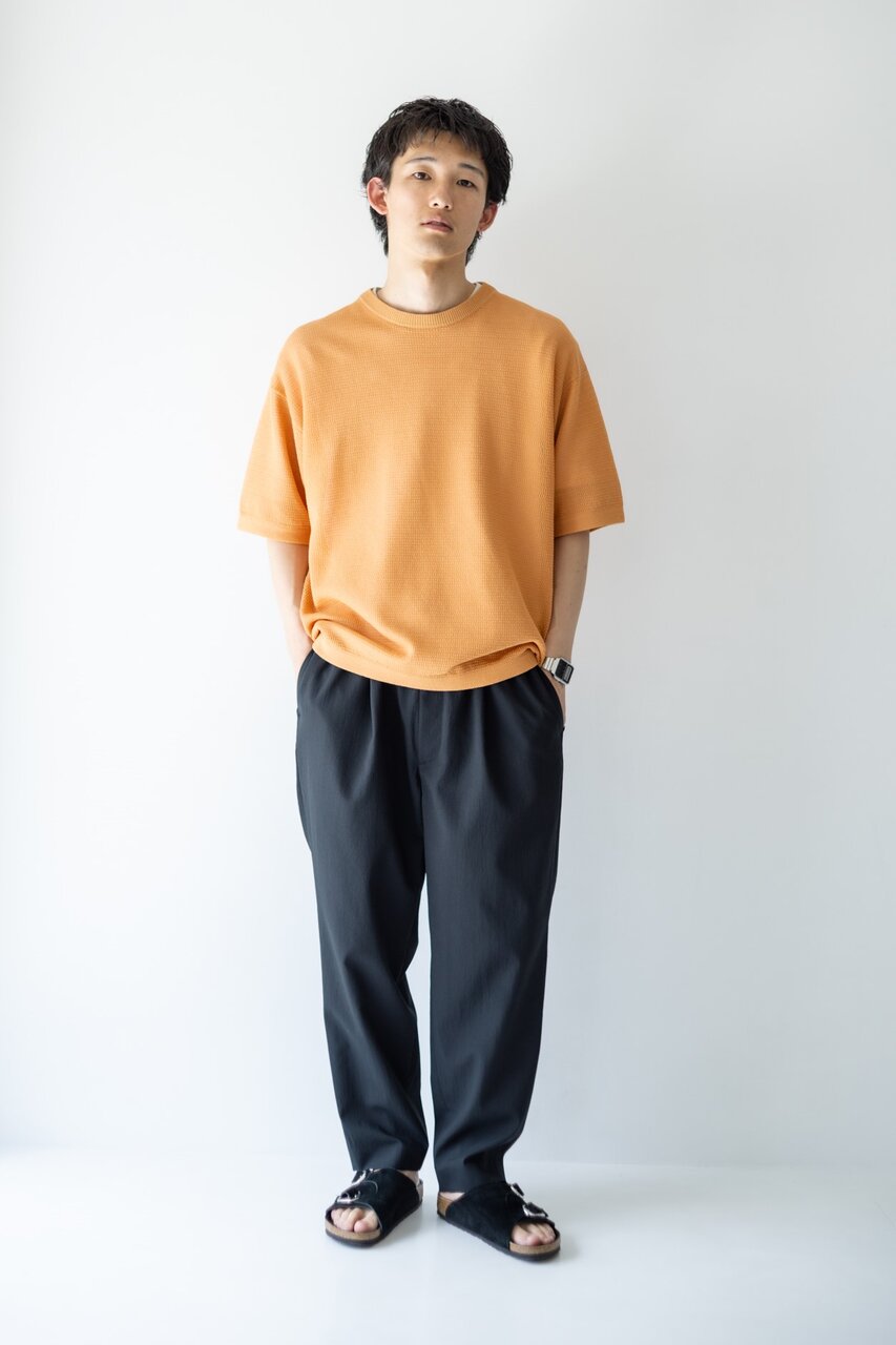 サマーニット×スラックスのコーデ