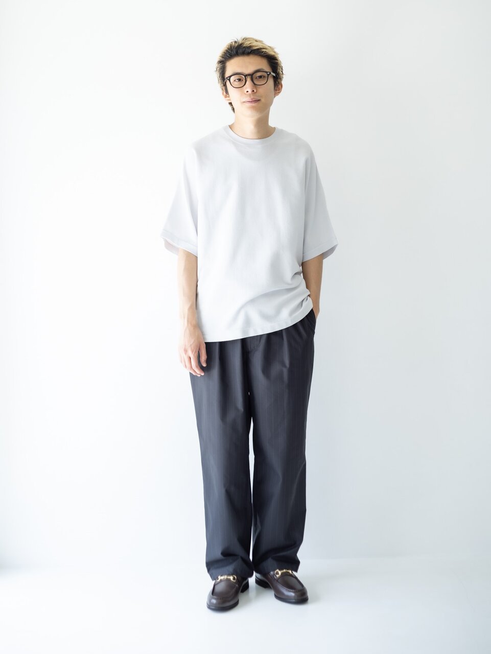 サマーニット×ローファーのコーデ