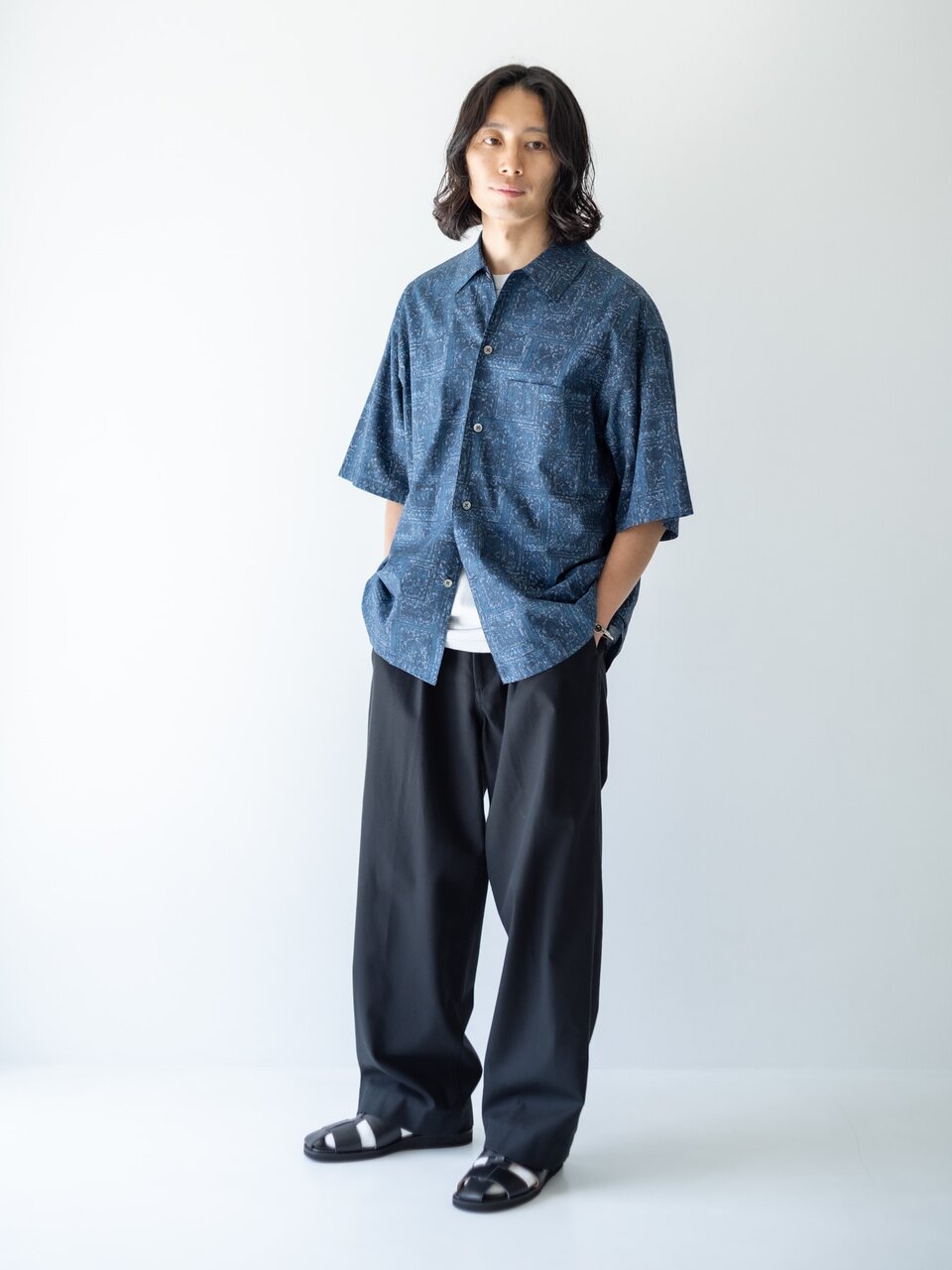 柄シャツ×サンダルのコーデ