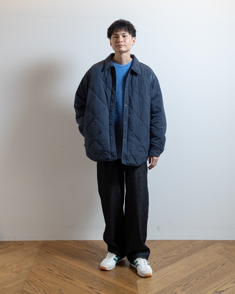 ブルーのニットを着た男性