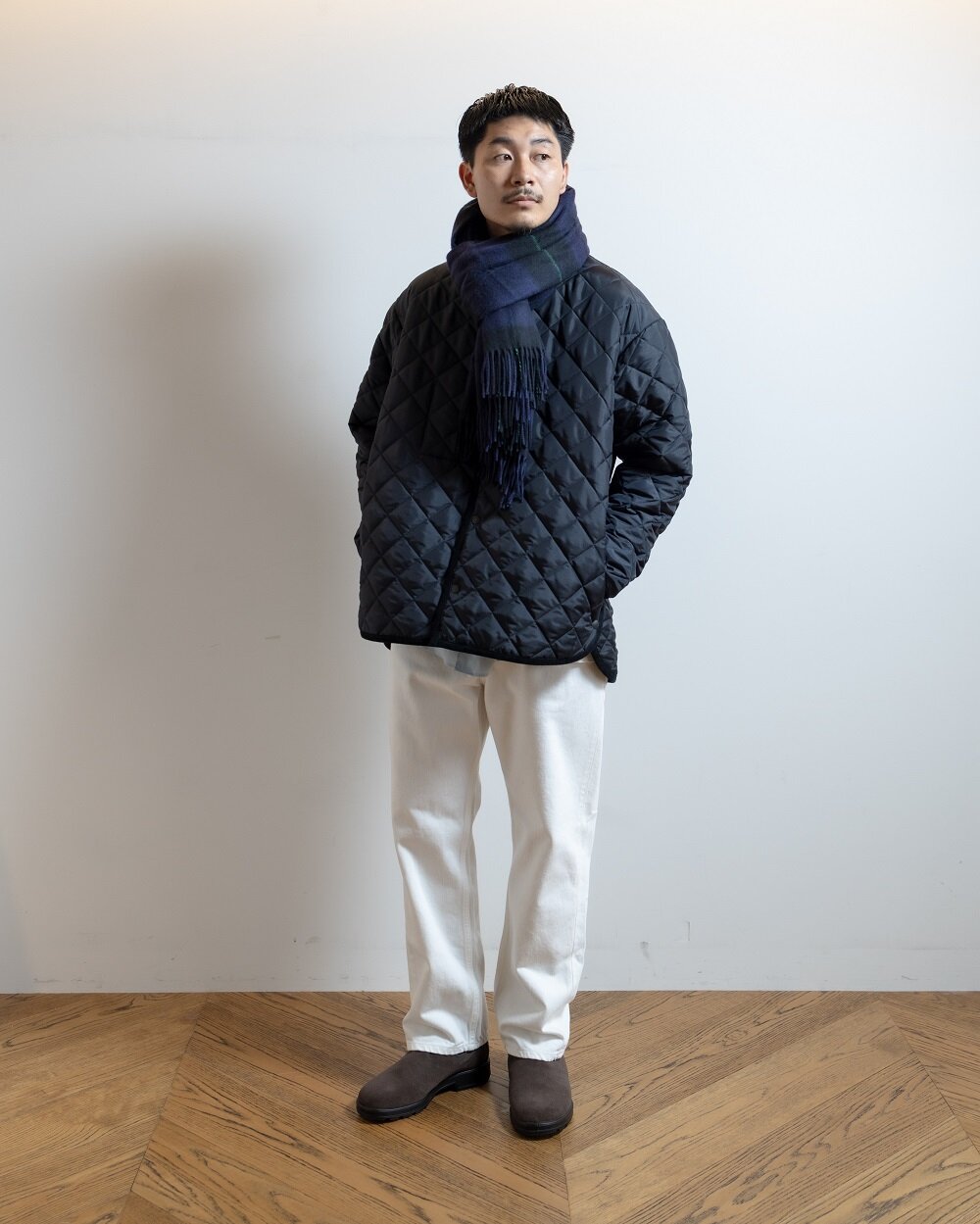 モノトーンコーデの男性