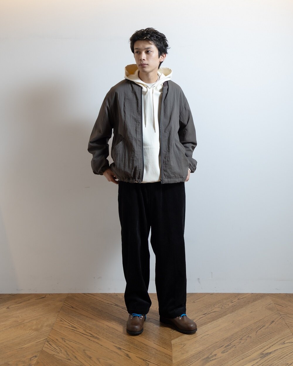 白のパーカーを着た男性