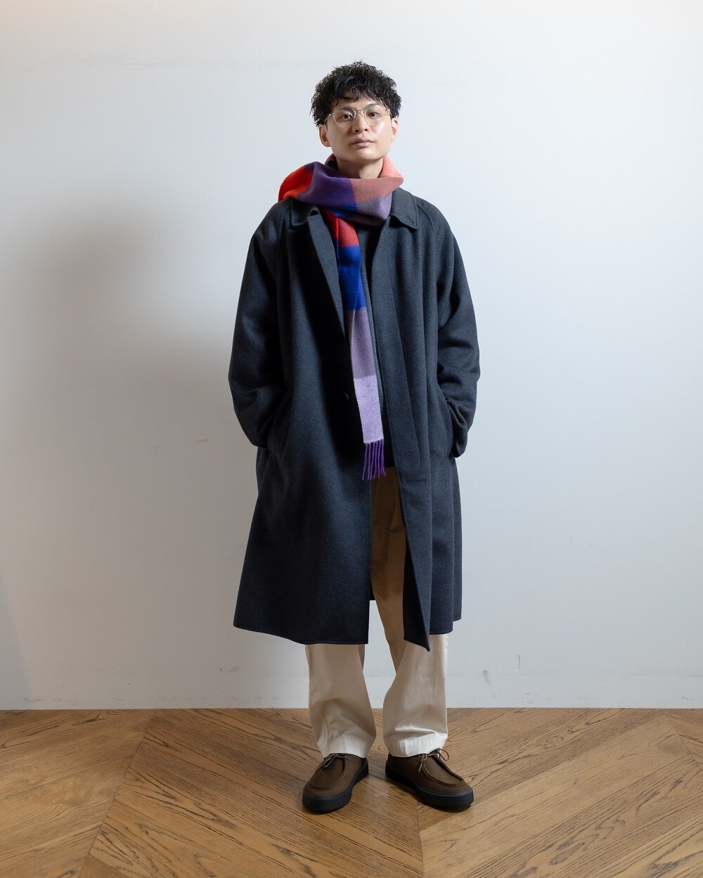 マフラーを巻いた男性