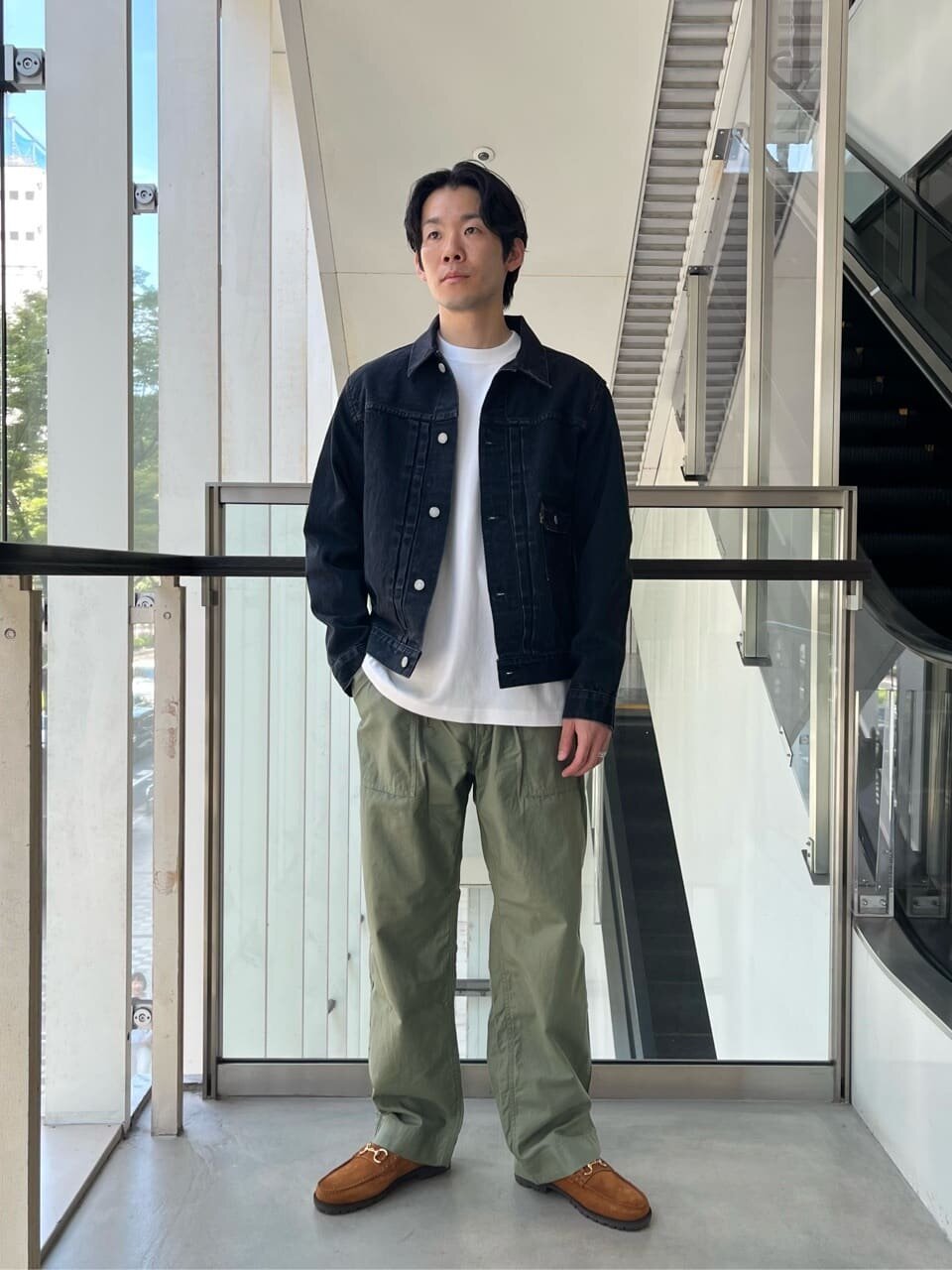 デニムジャケットとファティーグパンツを着た男性