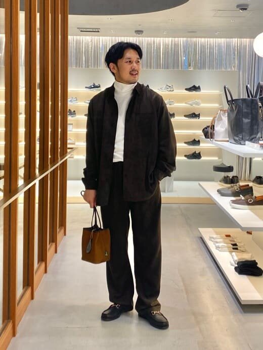オリーブカラーのセットアップを着た男性