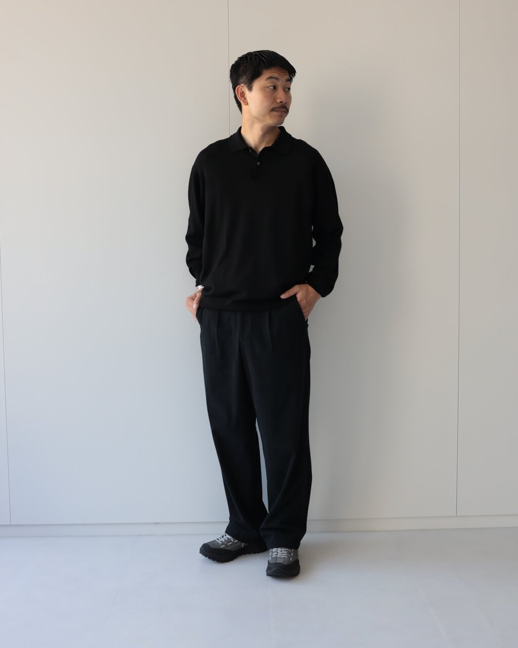 ニットポロ×コーデュロイパンツ×スニーカーの男性