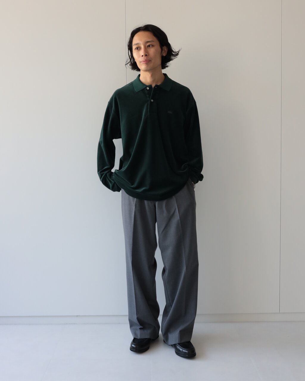 ベロアポロシャツ×スラックスのコーデ