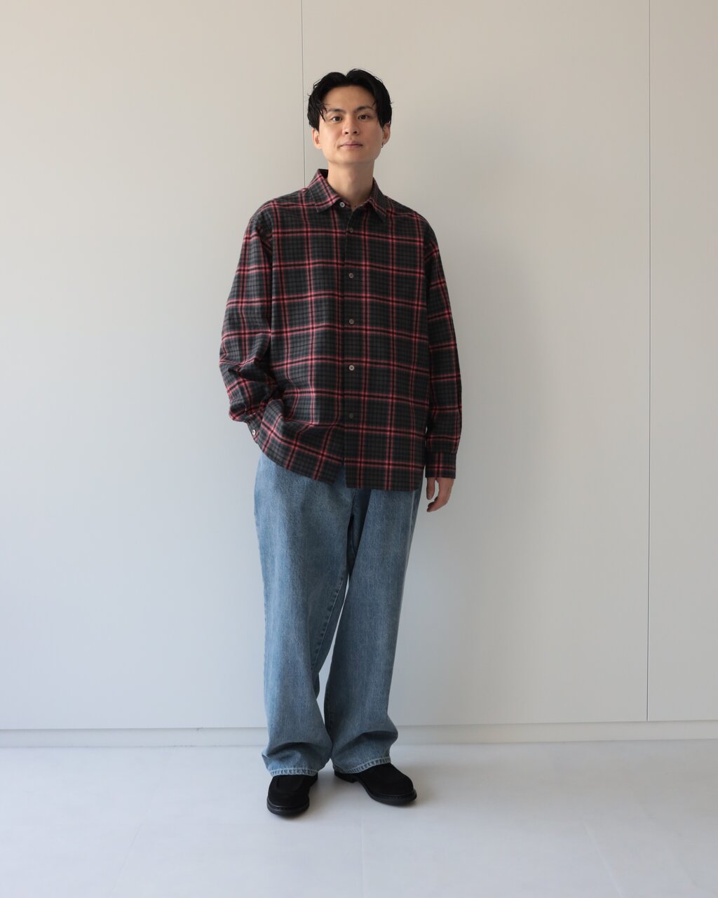 ネルチェックシャツ×デニムのコーデ