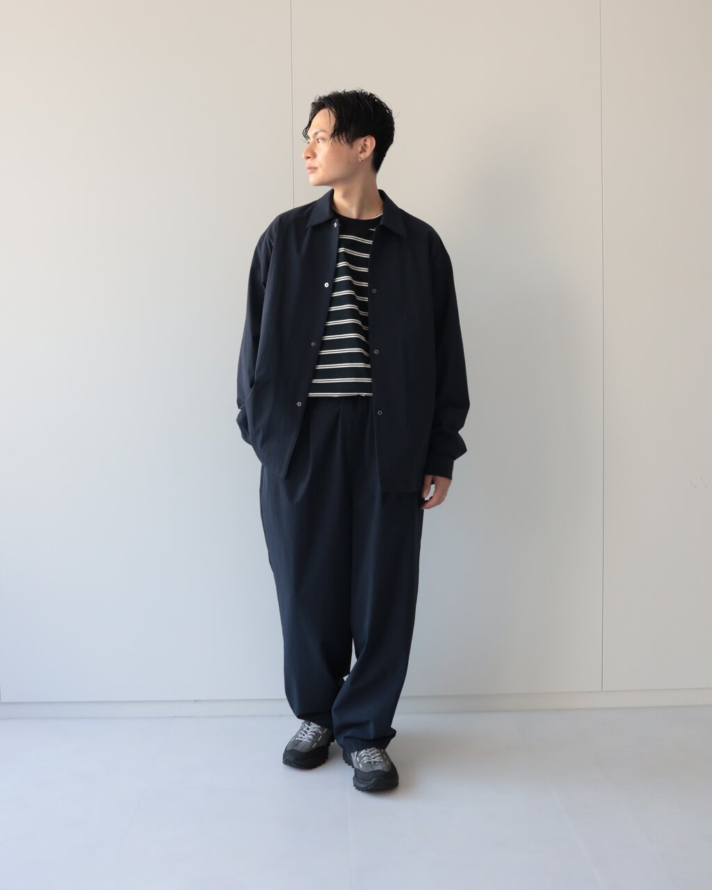 ナイロンセットアップ×ボーダーカットソー×スニーカーのコーデ