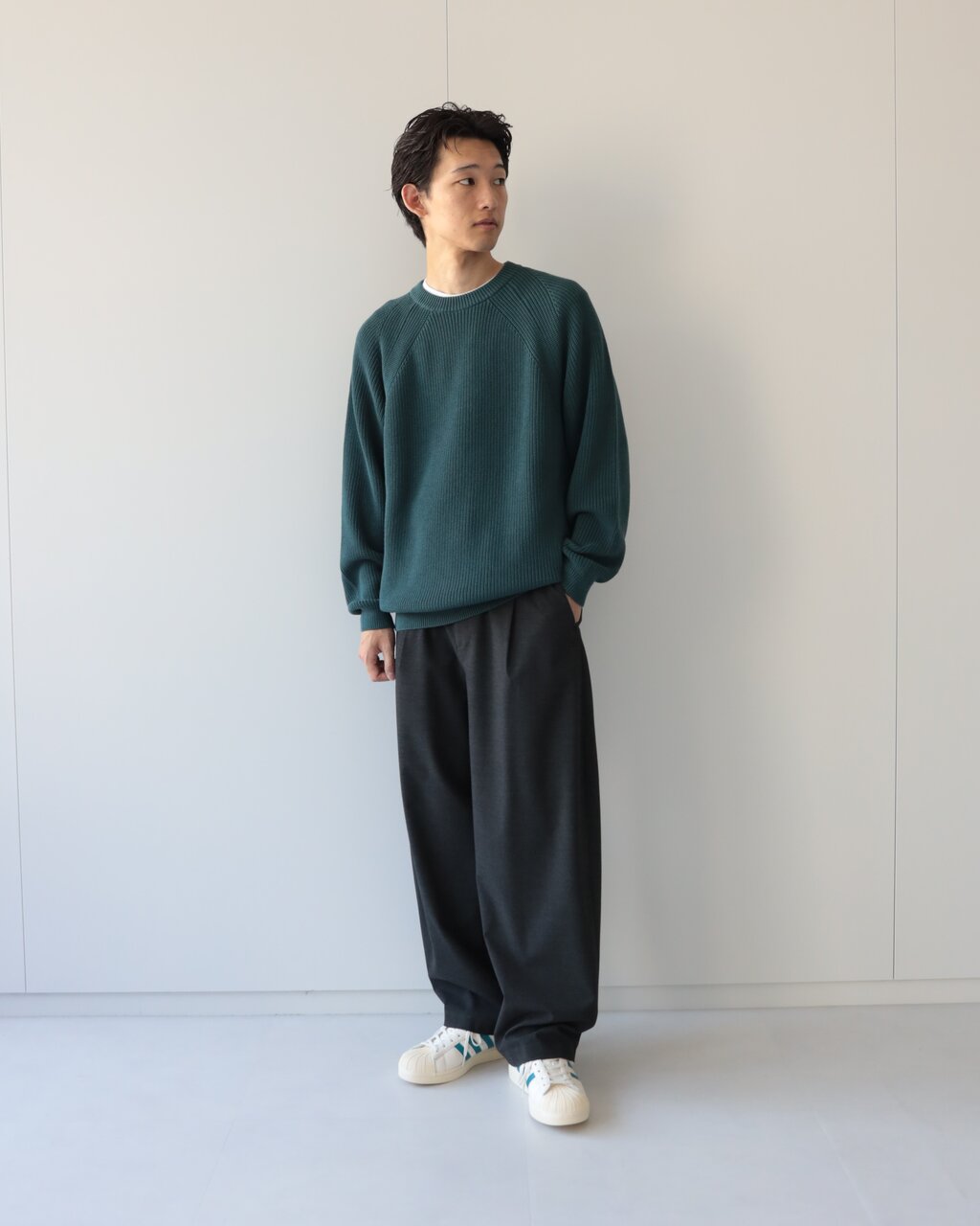 カラーニット×ワイドスラックス×スニーカーのコーデ
