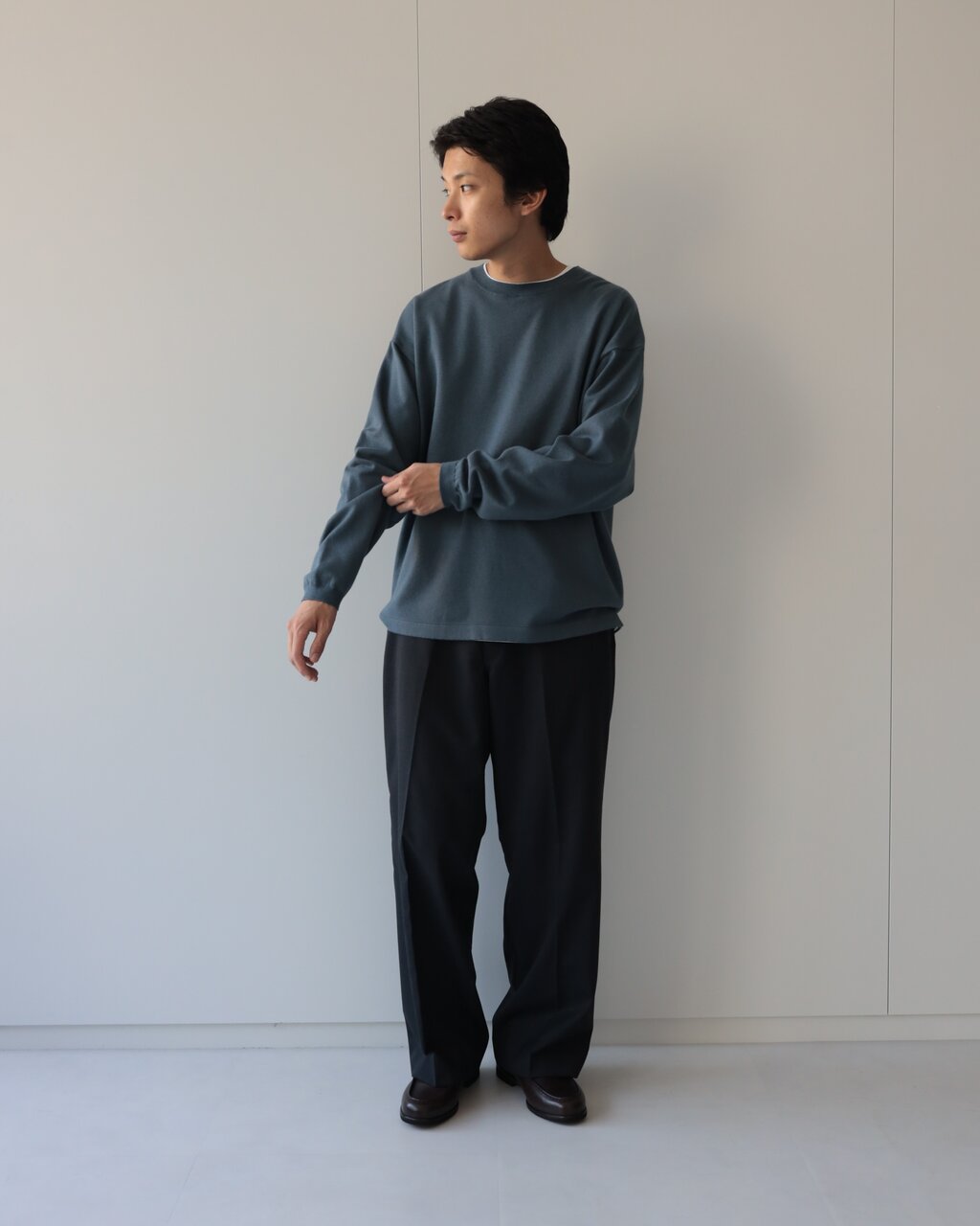 ニットTシャツ×ワイドスラックスのコーデ