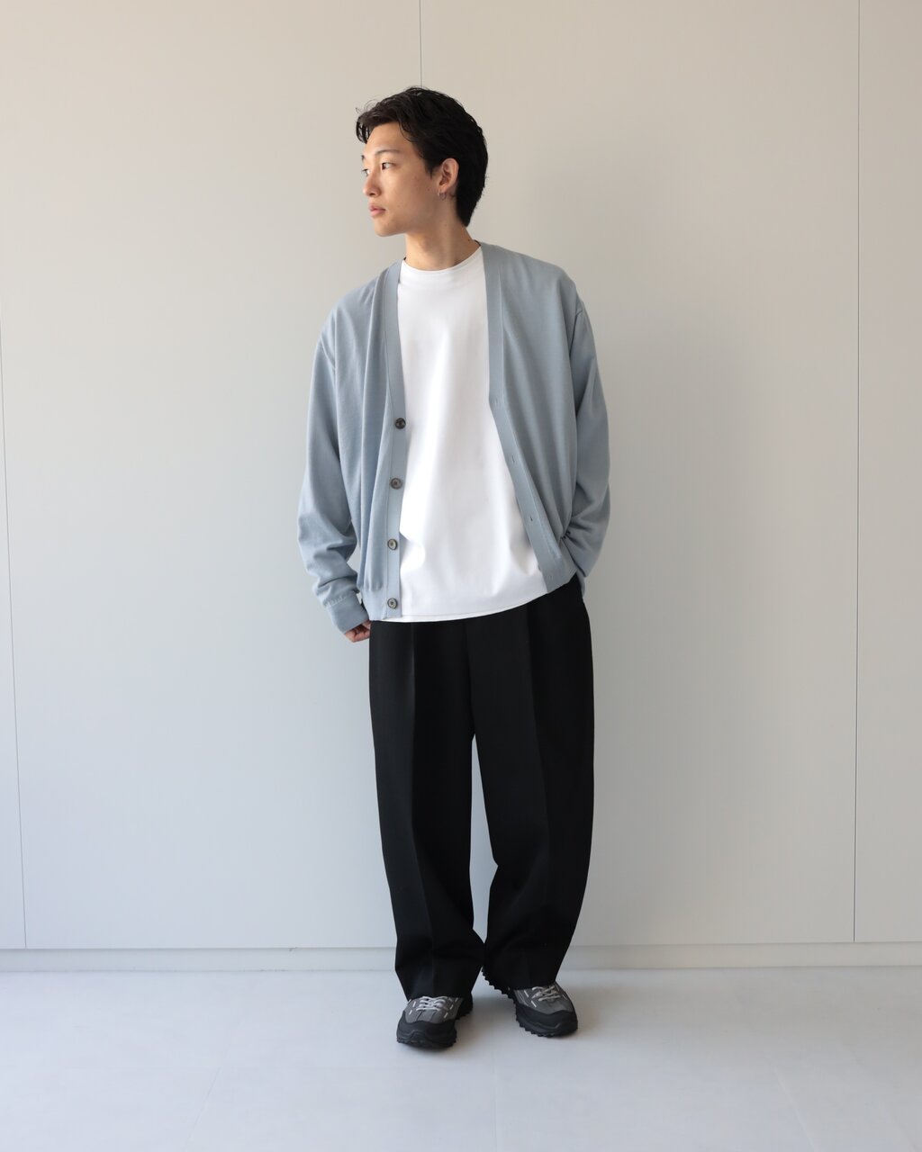 カーディガン× ワイドスラックスのコーデ