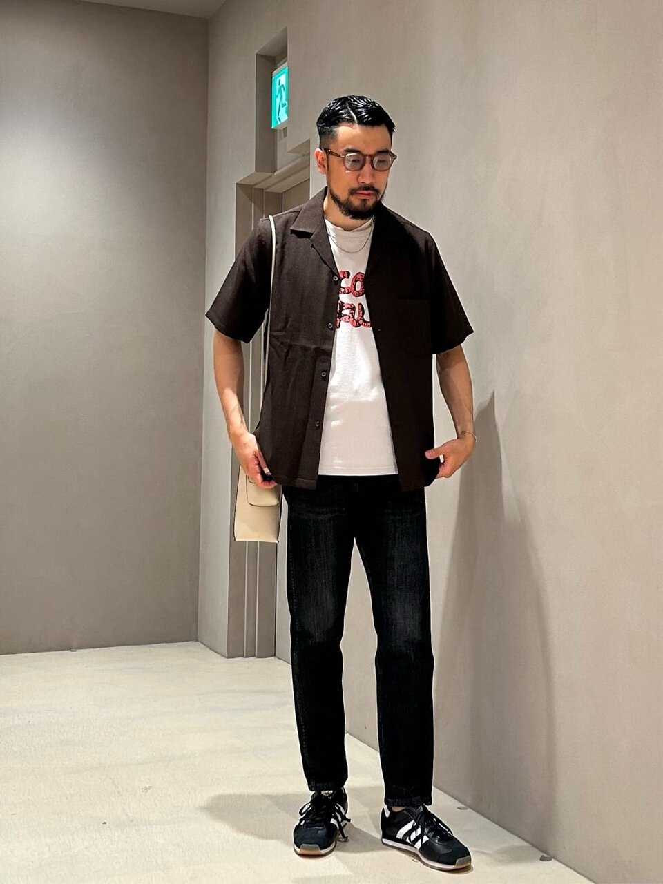 ニットポロシャツとストレートデニムのメンズコーデ