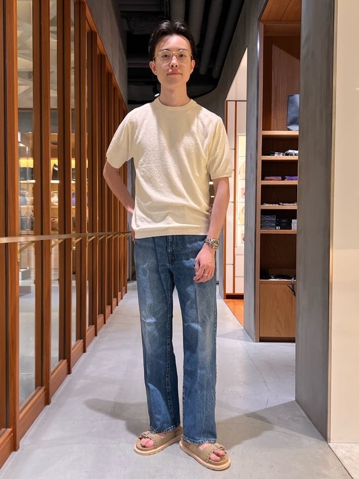 ニットポロシャツとストレートデニムのメンズコーデ