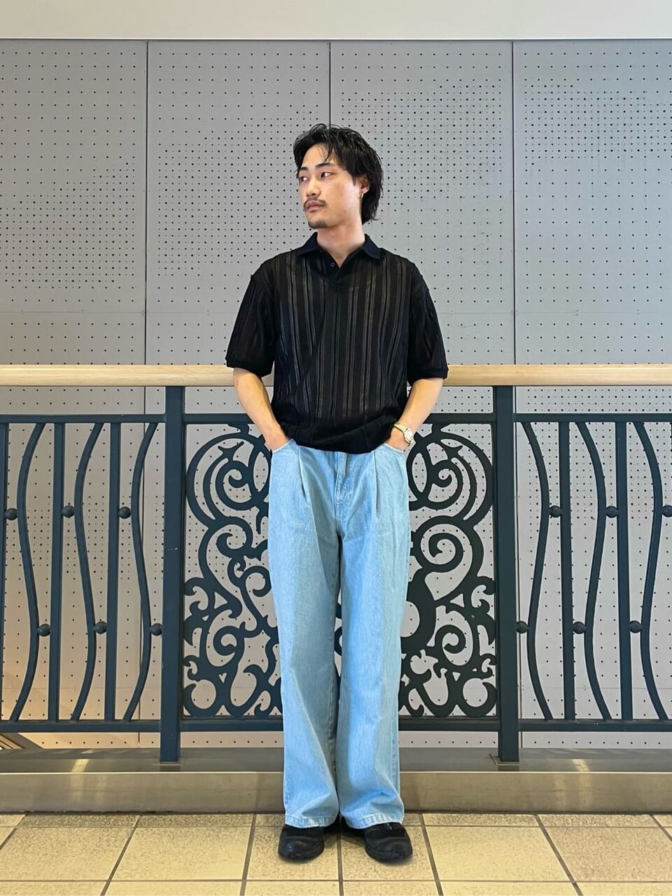 ニットポロシャツとストレートデニムのメンズコーデ