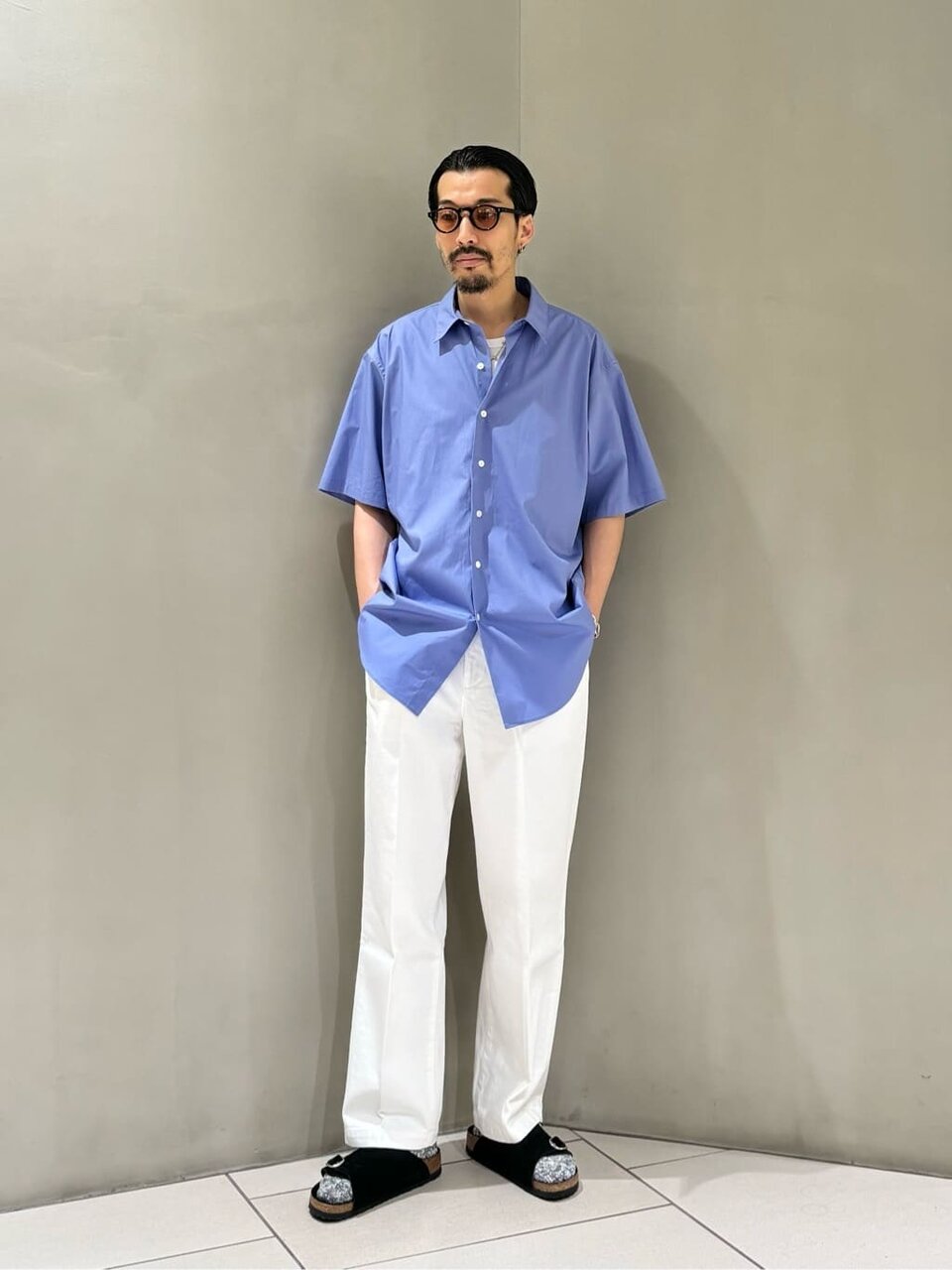 ニットポロシャツとストレートデニムのメンズコーデ