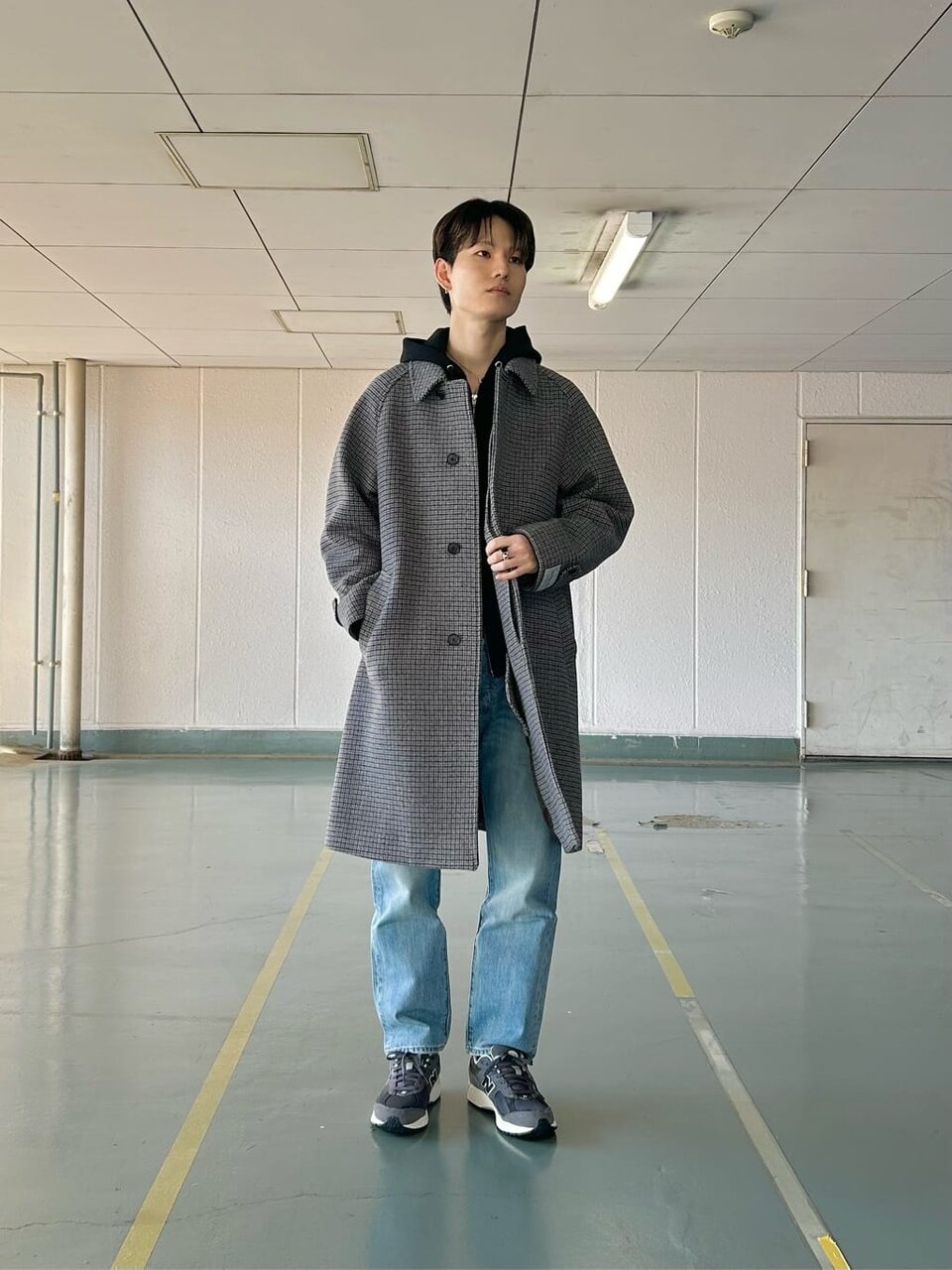 カーコートとストレートデニムのメンズコーデ