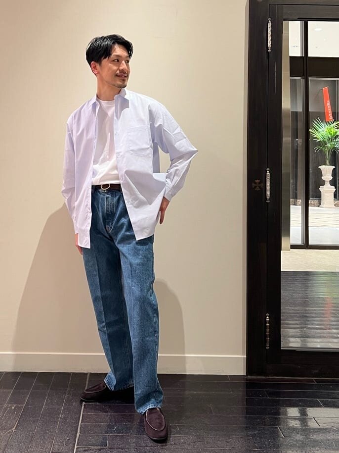 カーコートとストレートデニムのメンズコーデ