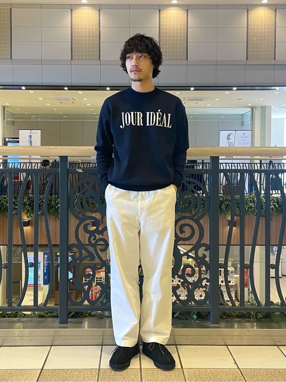 カーコートとストレートデニムのメンズコーデ