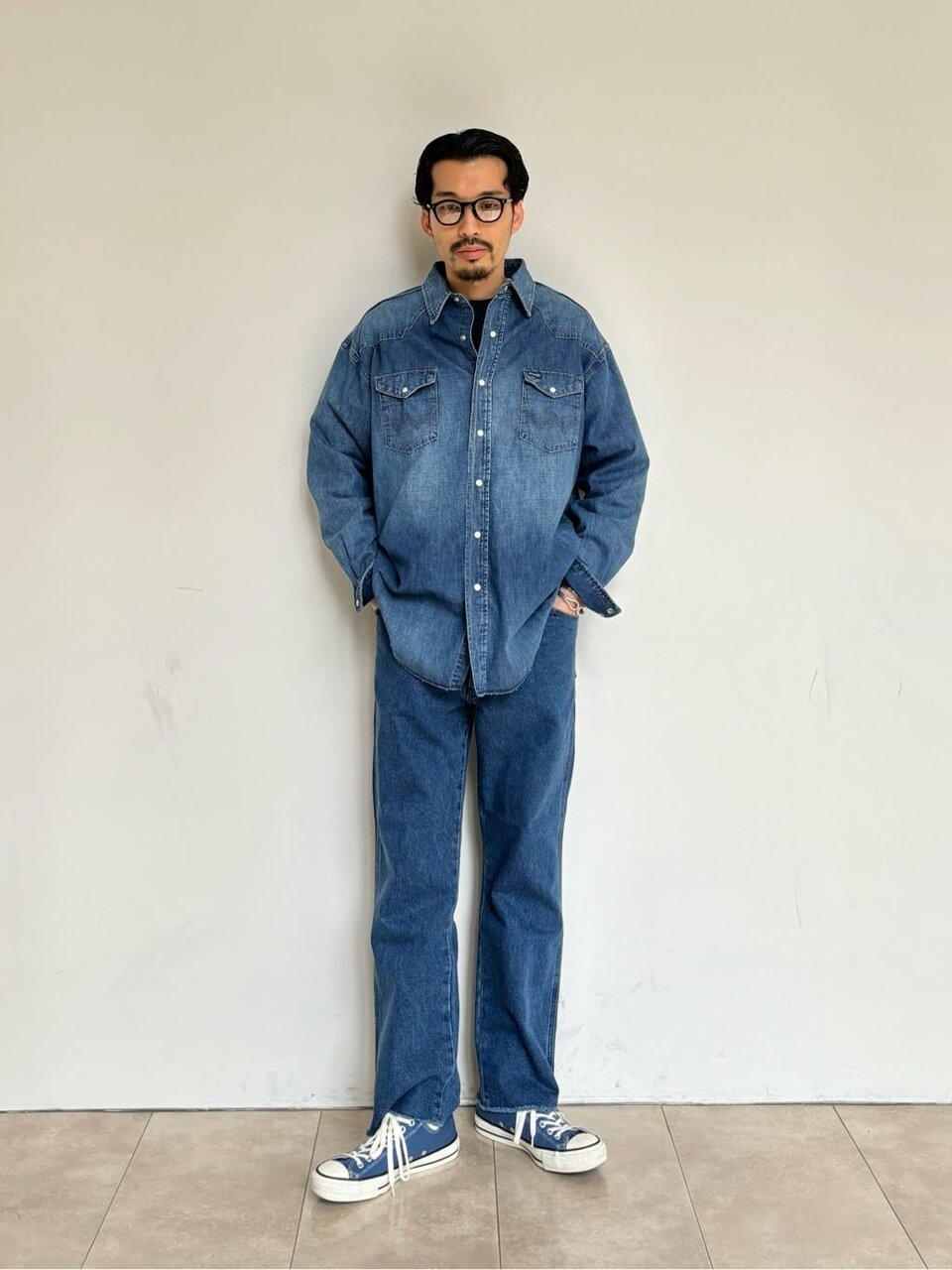 カーコートとストレートデニムのメンズコーデ