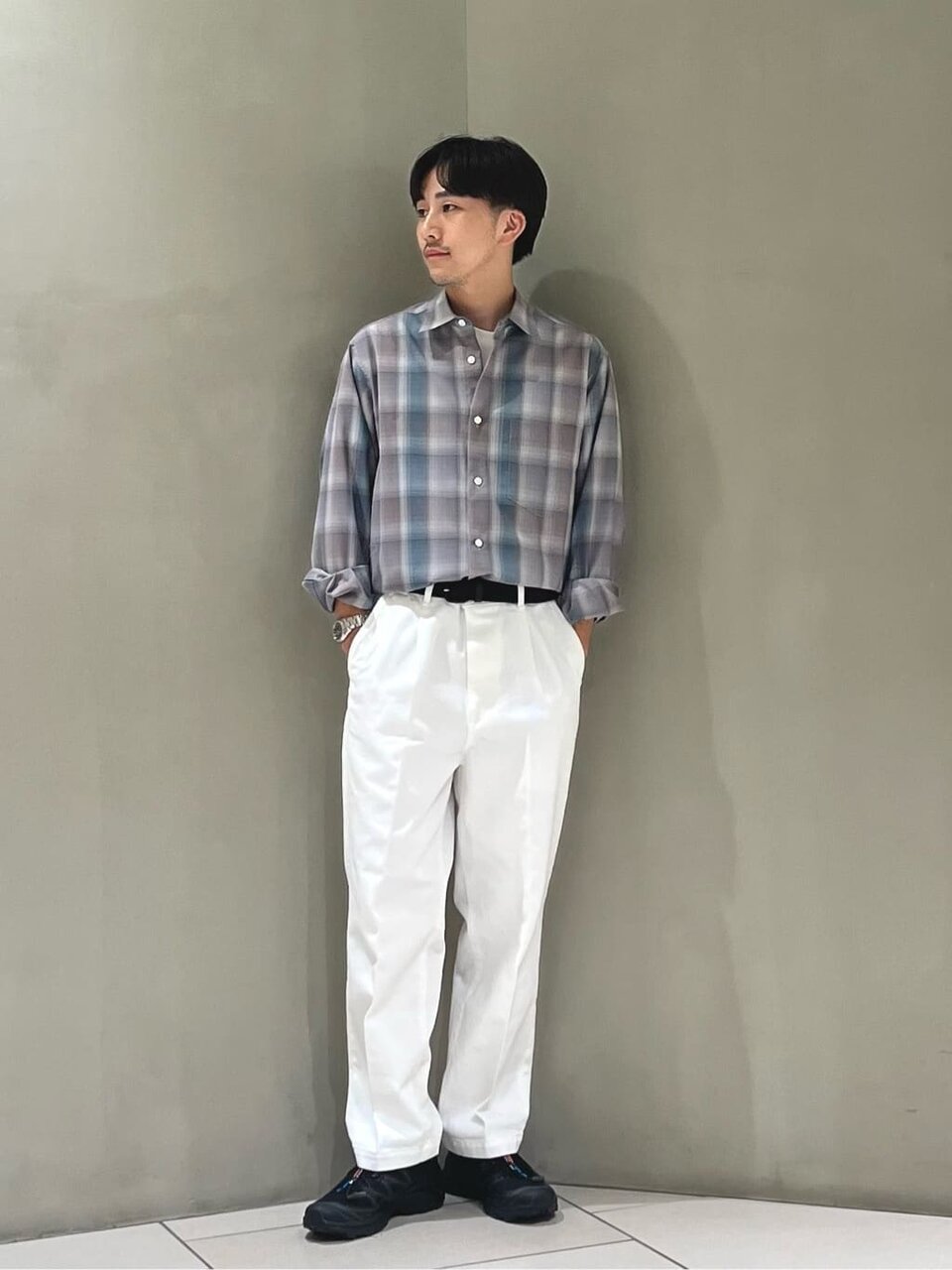 カーコートとストレートデニムのメンズコーデ