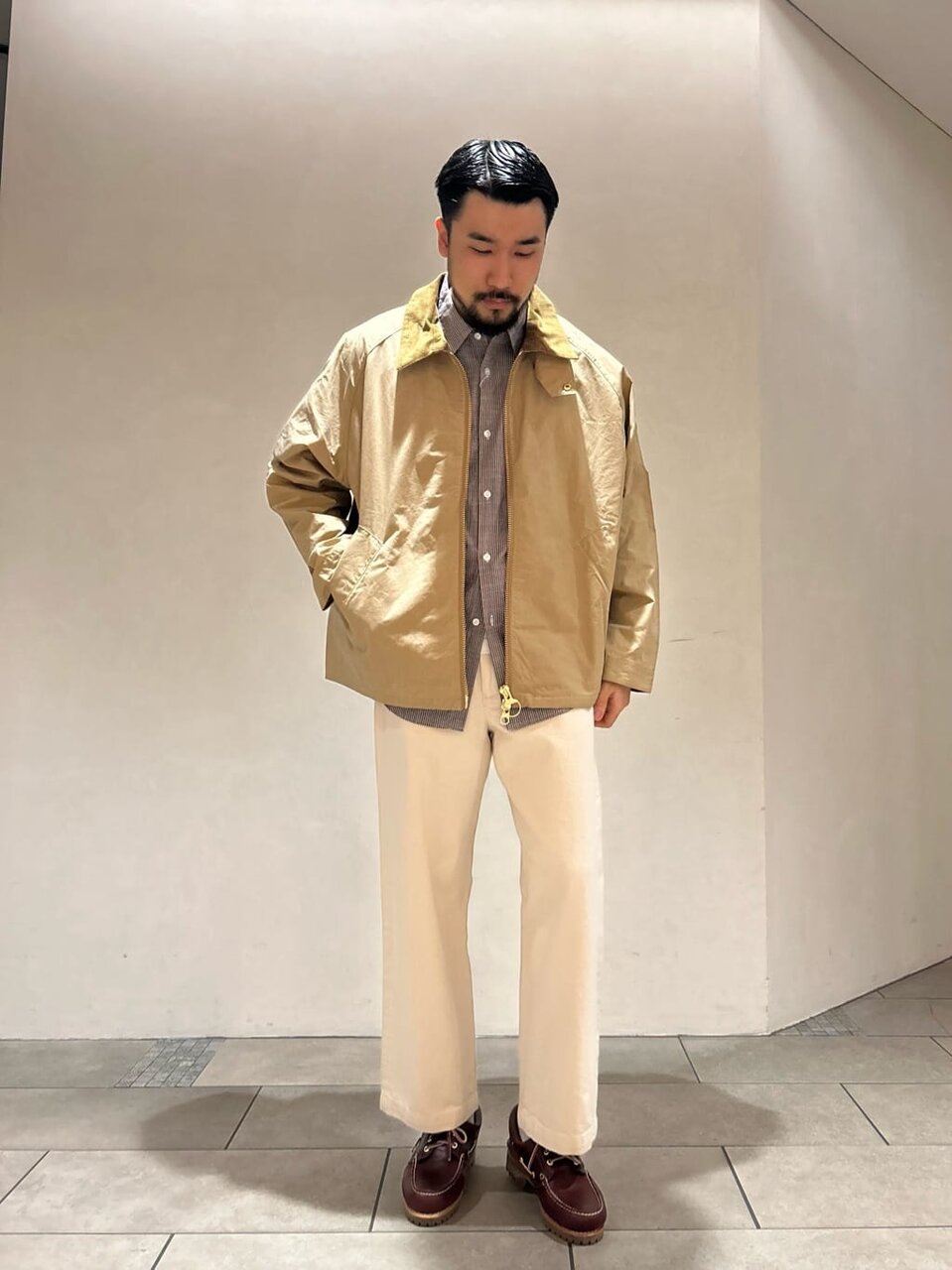 カーコートとストレートデニムのメンズコーデ