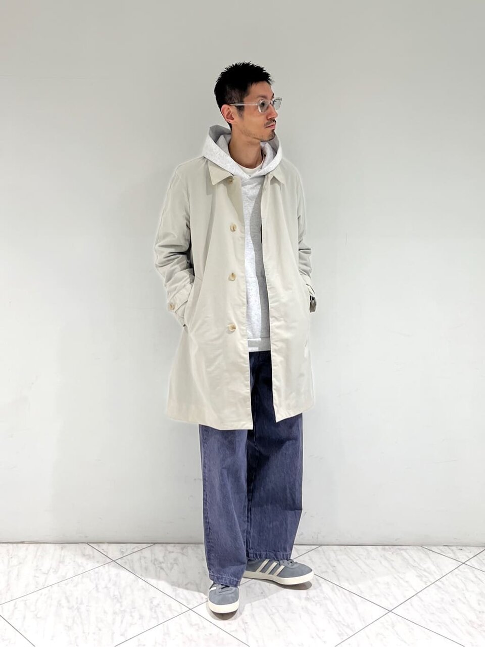 カーコートとストレートデニムのメンズコーデ